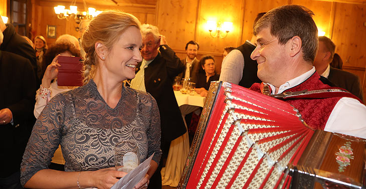 Iberl-Chefin Raphaela Maier und Josef Piendl aka Humorist Beaff bei dem Jubiläumsabend der Iberl-Bühne  (©Foto: Martin Schmitz) 